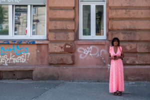 Frau im rosa Kleid