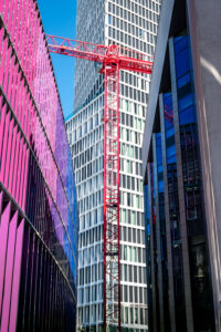 Hochhaus mit Kran